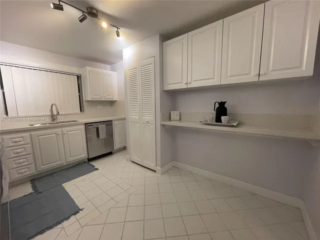9201 Sunrise Lakes Blvd # 205, Sunrise FL 33322