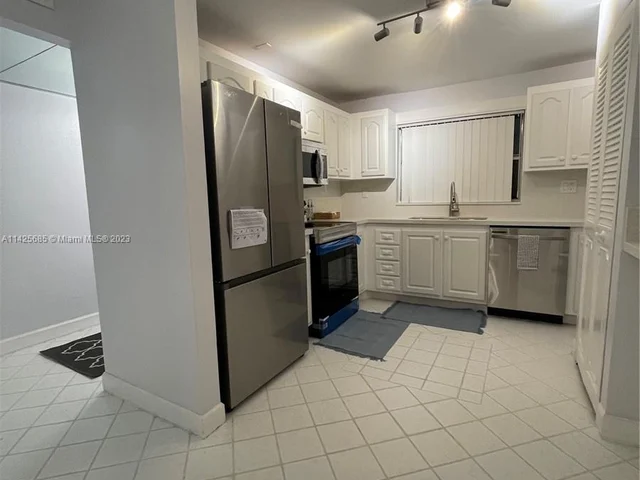 9201 Sunrise Lakes Blvd # 205, Sunrise FL 33322