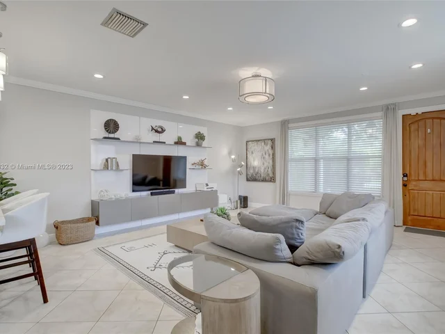 605 SW 10th St, Fort Lauderdale FL 33315