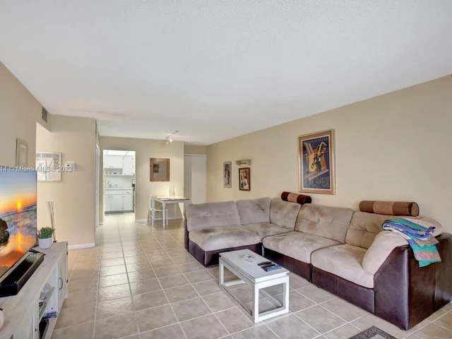 4000 N Hills Dr # 1, Hollywood FL 33021