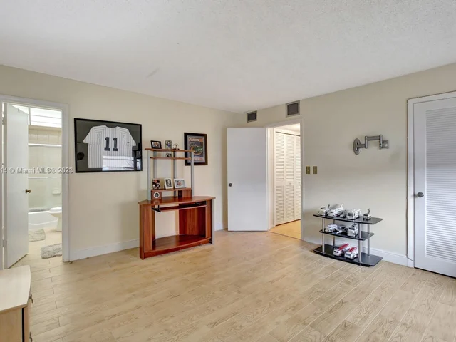 4000 N Hills Dr # 1, Hollywood FL 33021