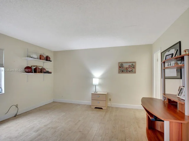 4000 N Hills Dr # 1, Hollywood FL 33021