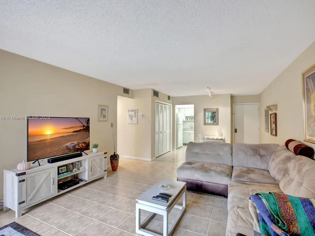 4000 N Hills Dr # 1, Hollywood FL 33021