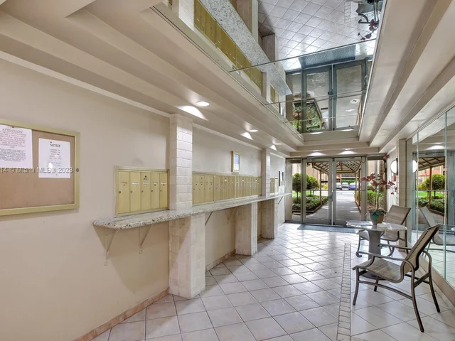 4000 N Hills Dr # 1, Hollywood FL 33021