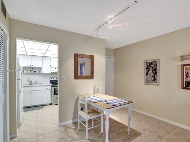 4000 N Hills Dr # 1, Hollywood FL 33021