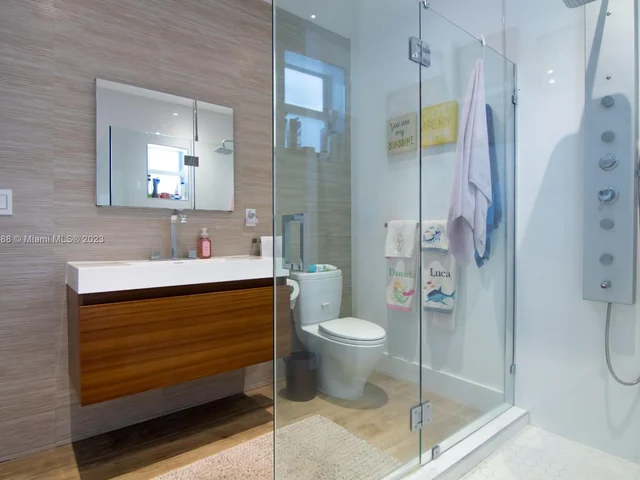 3551 E Glencoe St, Miami FL 33133