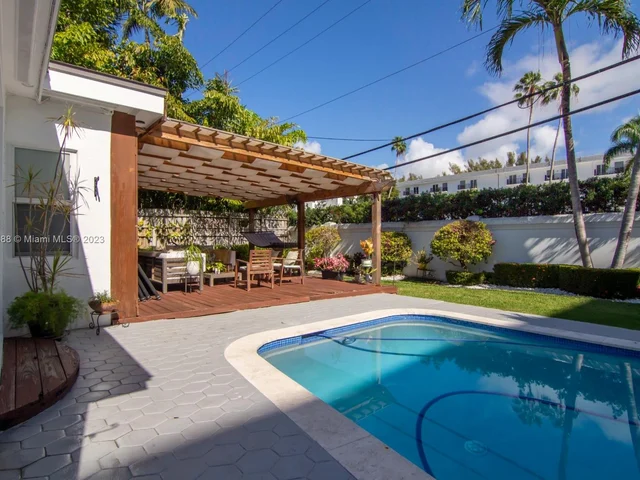 3551 E Glencoe St, Miami FL 33133