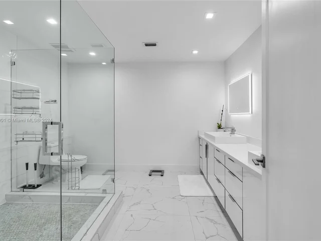 8220 NW 199th Ter, Hialeah FL 33015