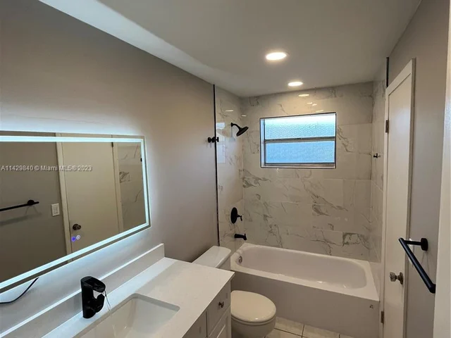 5071 W Oakland Park Blvd # 205, Lauderdale Lakes FL 33313