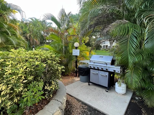 5071 W Oakland Park Blvd # 205, Lauderdale Lakes FL 33313