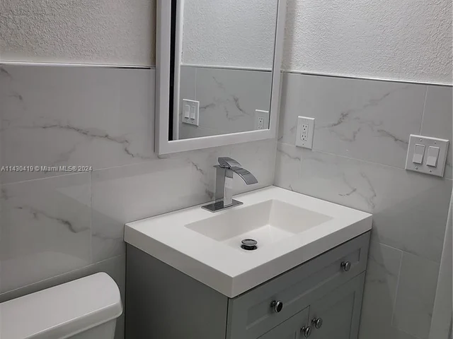 4711 NW 17th St, Lauderhill FL 33313