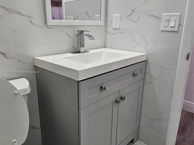 4711 NW 17th St, Lauderhill FL 33313