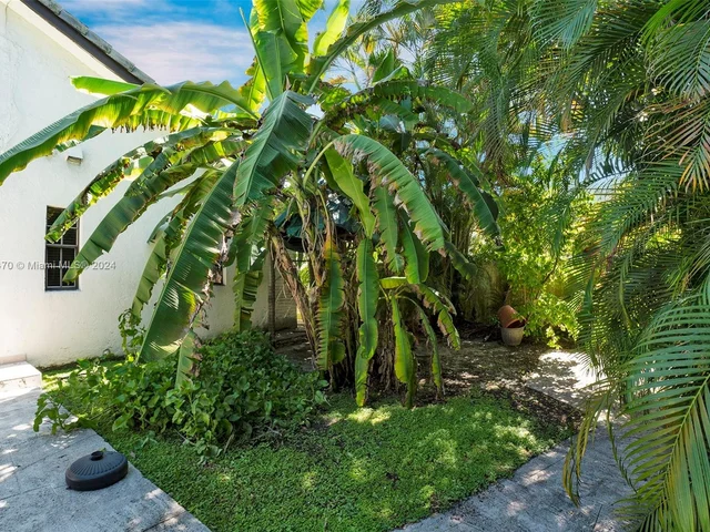 8240 NW 163rd St, Miami Lakes FL 33016