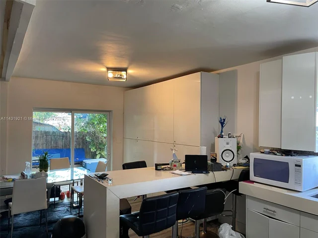 679 NE 87th St, Miami FL 33138