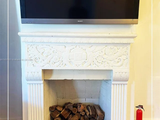 679 NE 87th St, Miami FL 33138