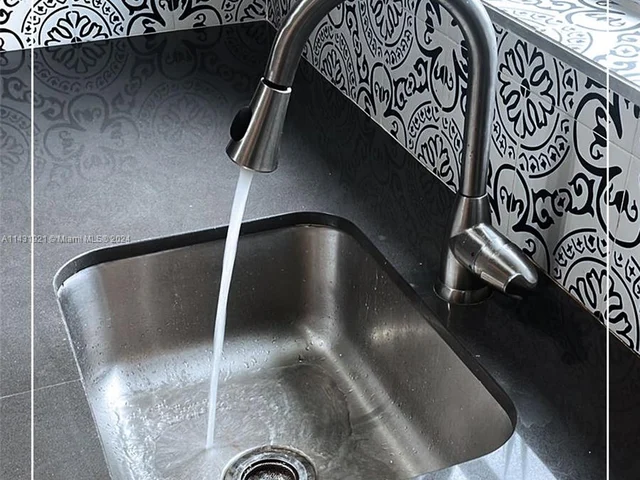 679 NE 87th St, Miami FL 33138