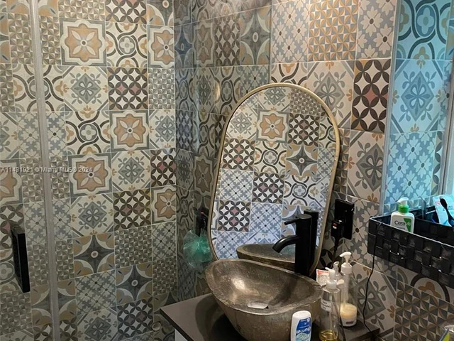 679 NE 87th St, Miami FL 33138