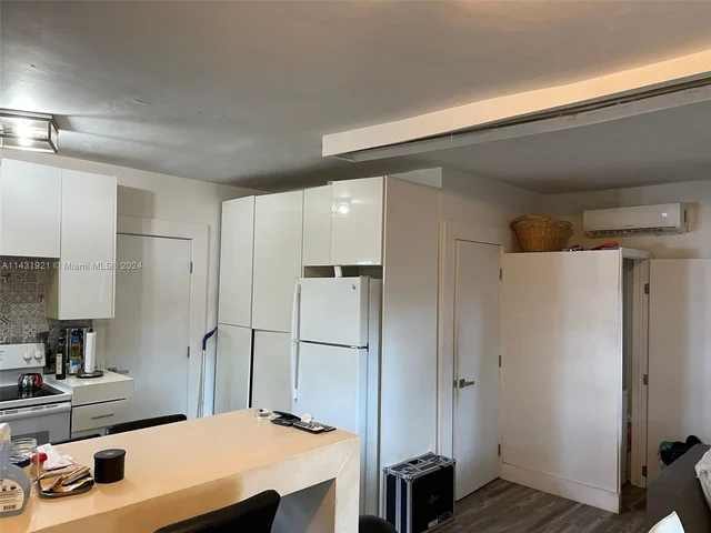 679 NE 87th St, Miami FL 33138