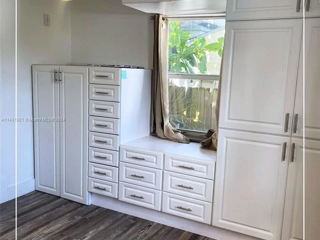 679 NE 87th St, Miami FL 33138