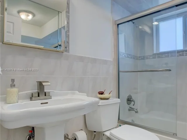 1060 NE 26th Ave, Pompano Beach FL 33062