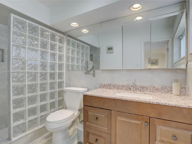 1060 NE 26th Ave, Pompano Beach FL 33062