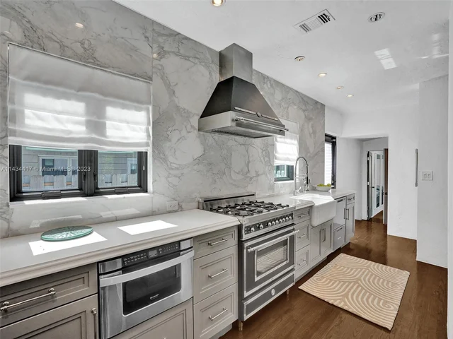 820 SE 8th St, Fort Lauderdale FL 33316