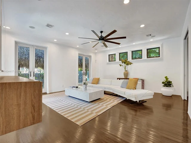 820 SE 8th St, Fort Lauderdale FL 33316