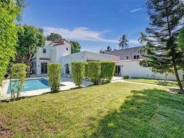 820 SE 8th St, Fort Lauderdale FL 33316