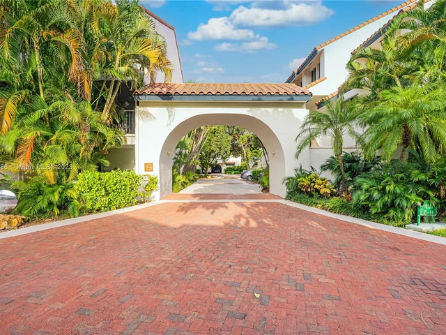 2000 S Bayshore Dr # 43, Miami FL 33133