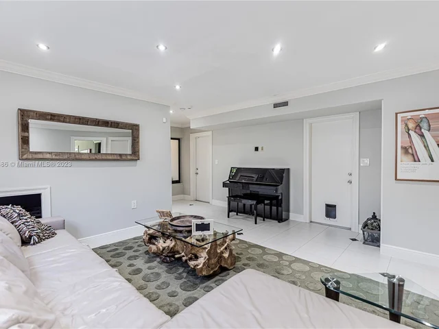 2000 S Bayshore Dr # 43, Miami FL 33133