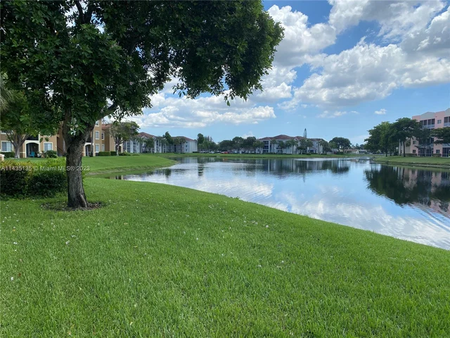 7950 N Nob Hill Rd # 104, Tamarac FL 33321