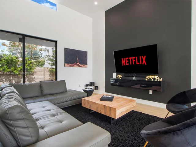 277 NW 43rd St, Miami FL 33127