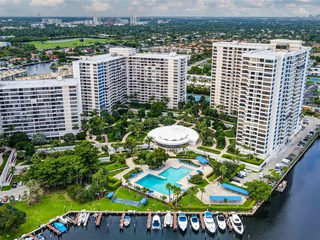 2500 Parkview Dr # 820, Hallandale Beach FL 33009