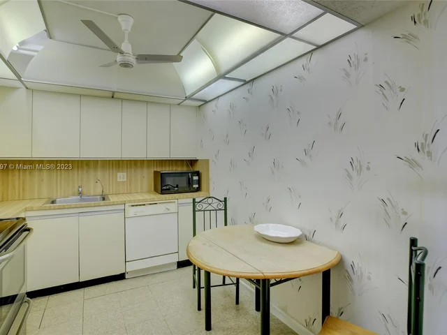 2500 Parkview Dr # 820, Hallandale Beach FL 33009