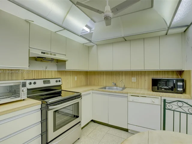 2500 Parkview Dr # 820, Hallandale Beach FL 33009