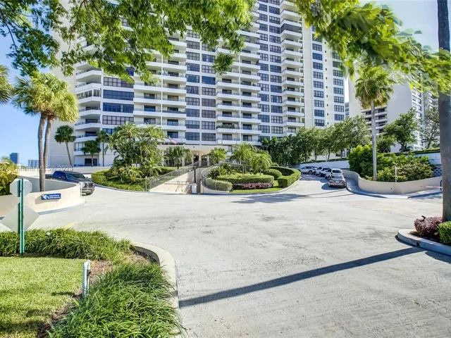 2500 Parkview Dr # 820, Hallandale Beach FL 33009