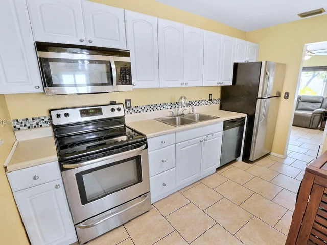 341 NW 52nd St, Oakland Park FL 33309