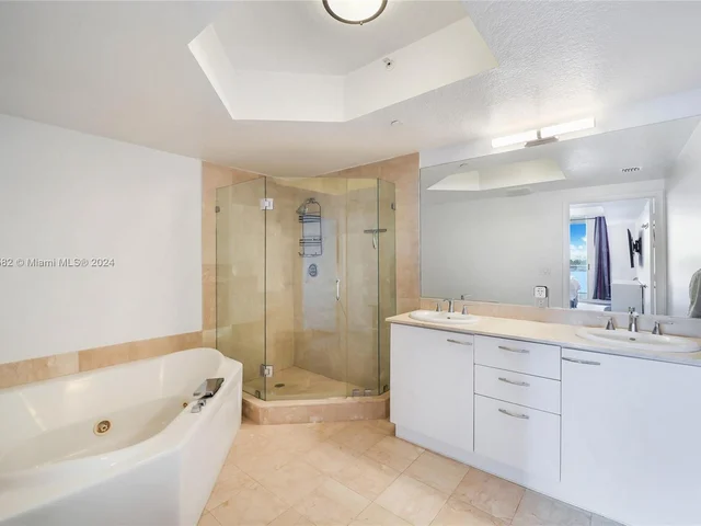10 Venetian Way # 902, Miami Beach FL 33139