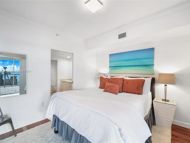 10 Venetian Way # 902, Miami Beach FL 33139