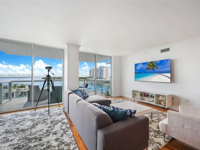 10 Venetian Way # 902, Miami Beach FL 33139