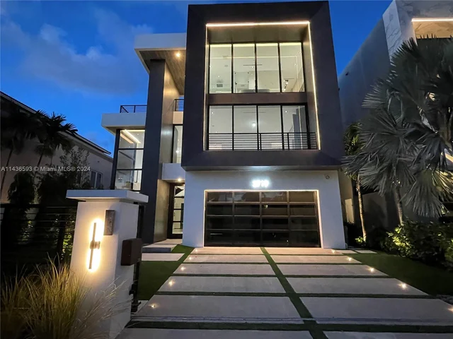 2719 NE 14 St, Fort Lauderdale FL 33304