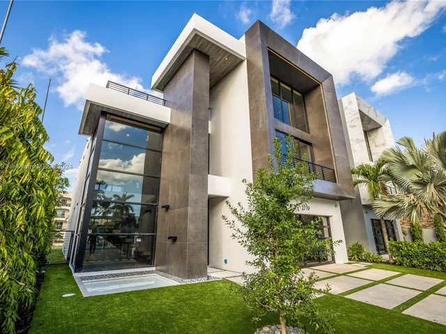 2719 NE 14 St, Fort Lauderdale FL 33304