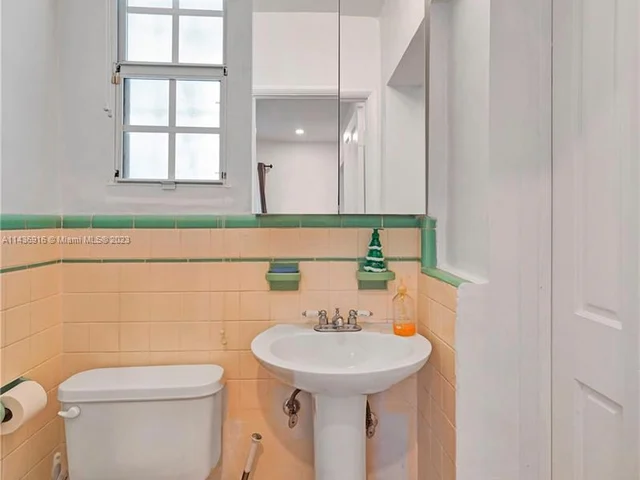 73 NE 48th St, Miami FL 33137