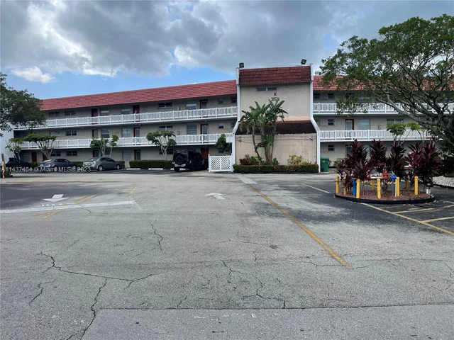 3511 Inverrary Dr # 303, Lauderhill FL 33319