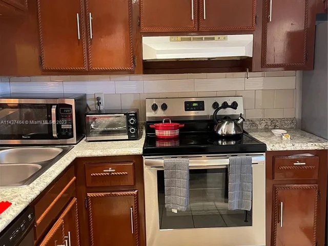 3511 Inverrary Dr # 303, Lauderhill FL 33319