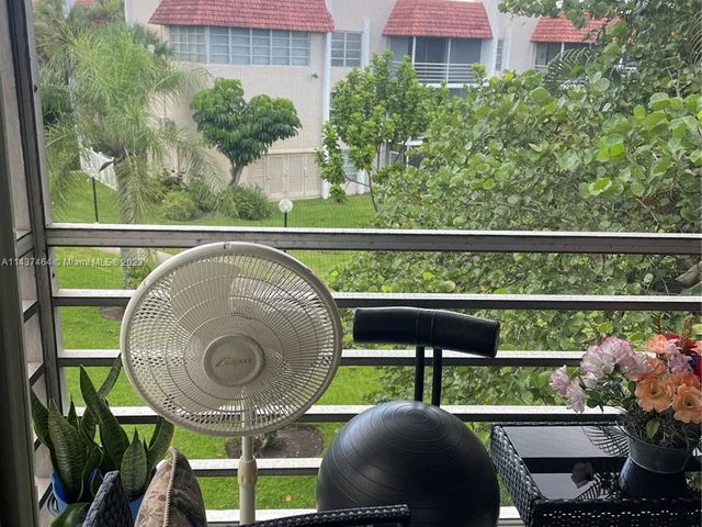 3511 Inverrary Dr # 303, Lauderhill FL 33319