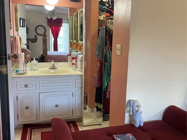 3511 Inverrary Dr # 303, Lauderhill FL 33319