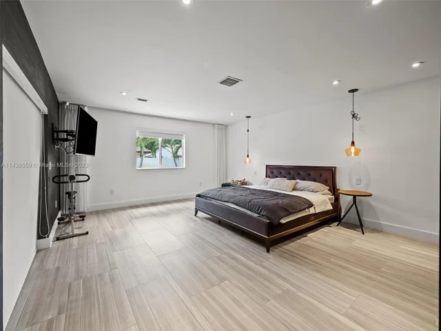 2120 NE 208th St, Miami FL 33179