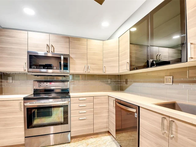 600 Parkview Dr # 629, Hallandale Beach FL 33009