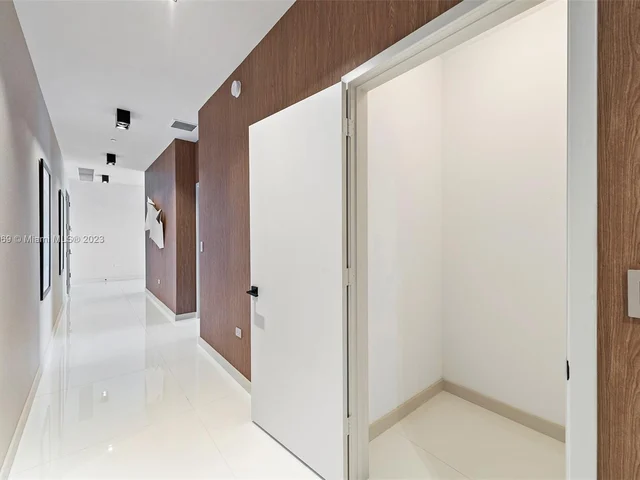 68 SE 6th Street, Miami FL 33131